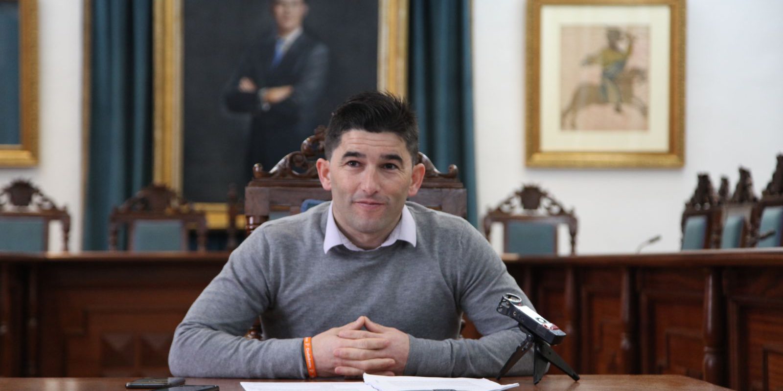 convocatoria eleccion a pedaneos, angel sonriendo