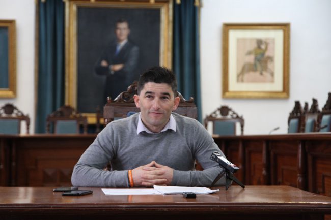 convocatoria eleccion a pedaneos, angel sonriendo