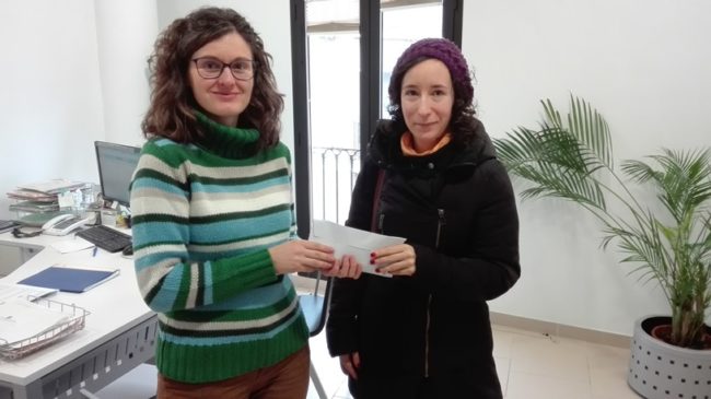 2015 01 11 Entrega recaudación venta de entradas de `Ansu y las flores´ de ServSociales a ONG Nepal Sonríe