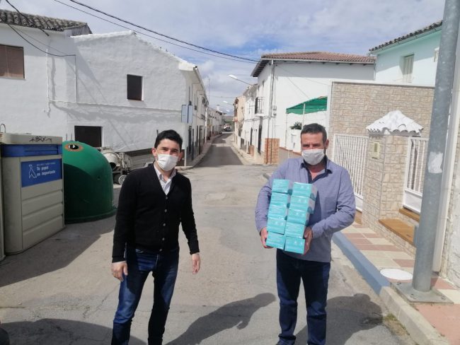 angel entrega mascarillas santa ana