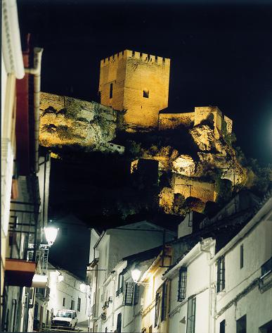 calle-con-torre-homenaje-nocturna-pph