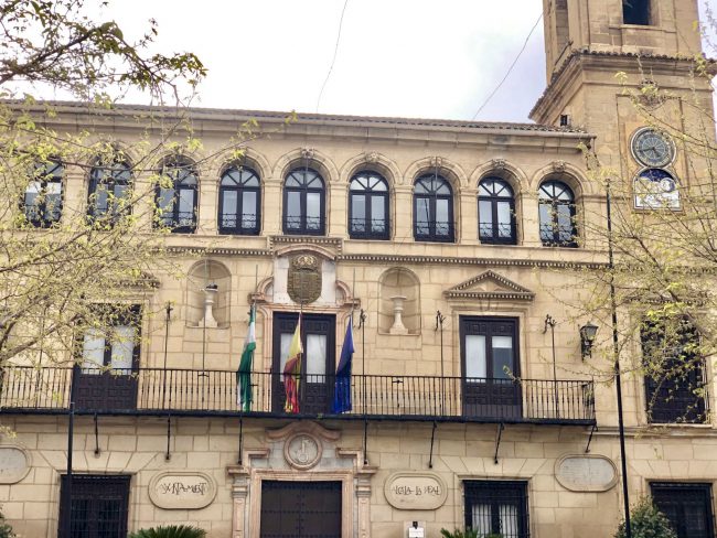 fachada ayuntamiento bandera media asta