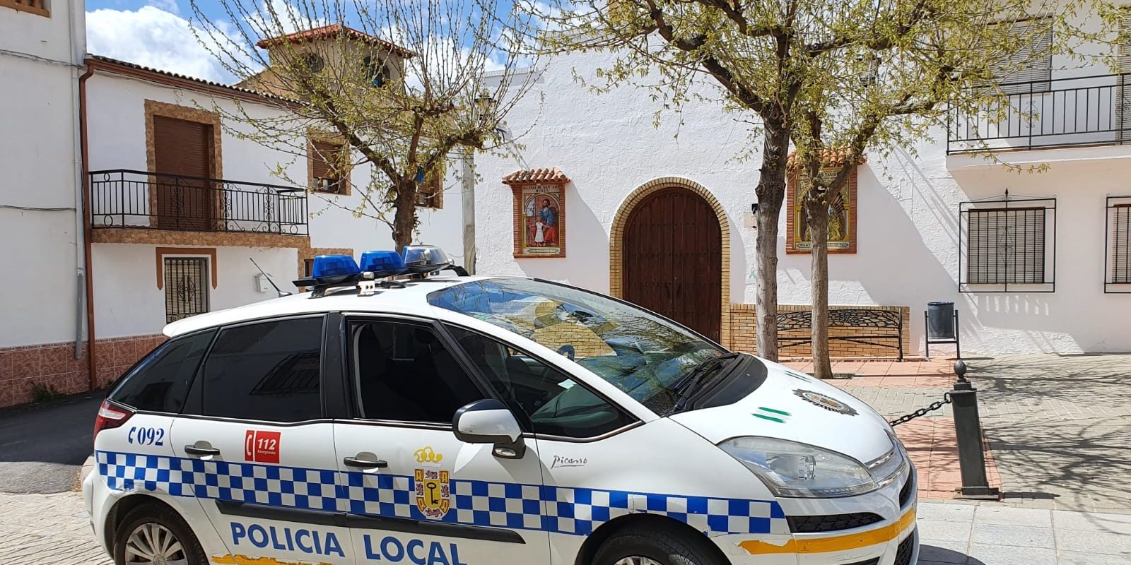 policia coche aldea