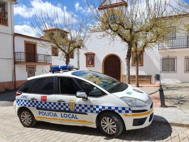 policia coche aldea