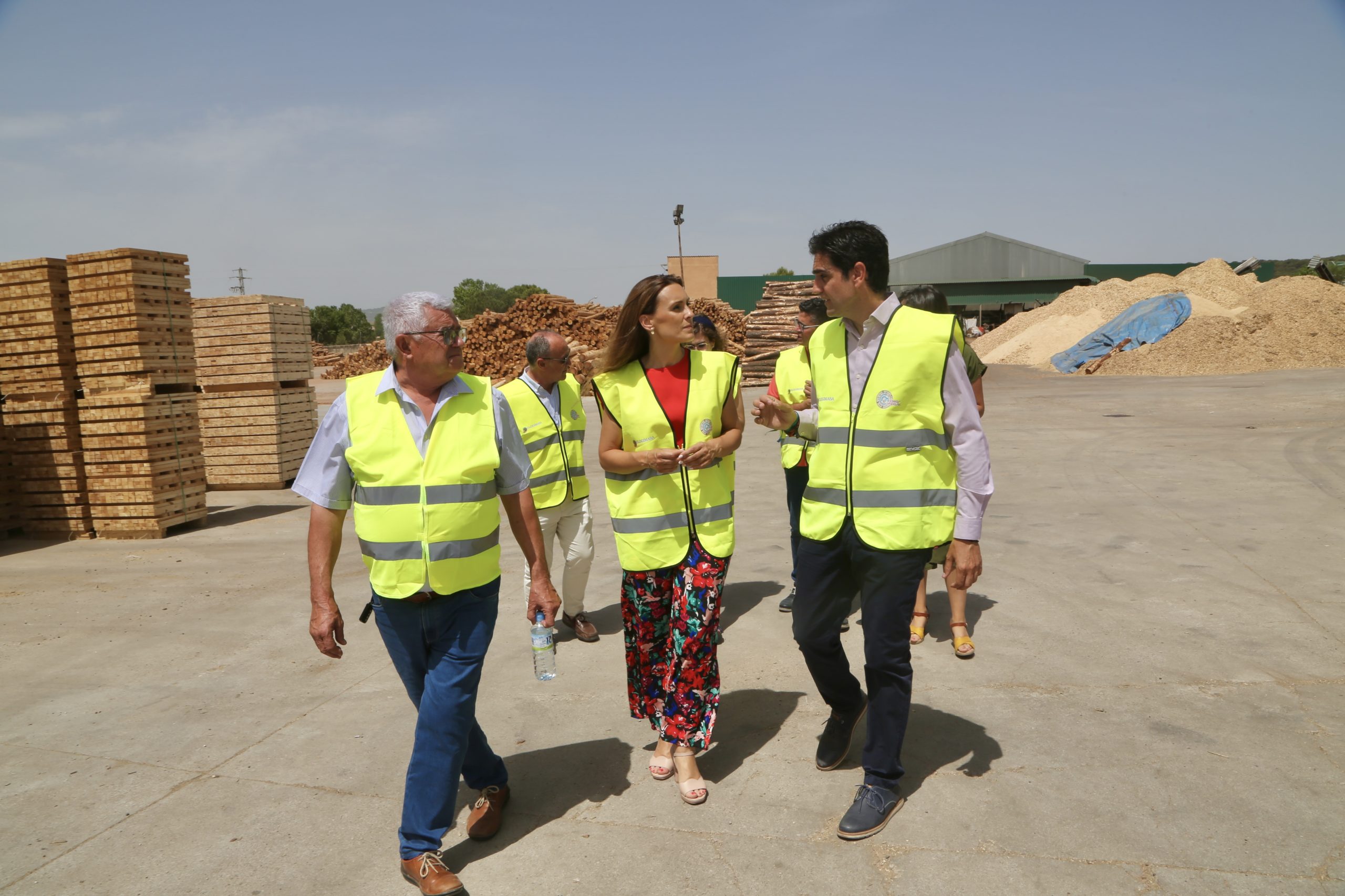 La delegada de Desarrollo Sostenible y el alcalde visitan Maderas Campos
