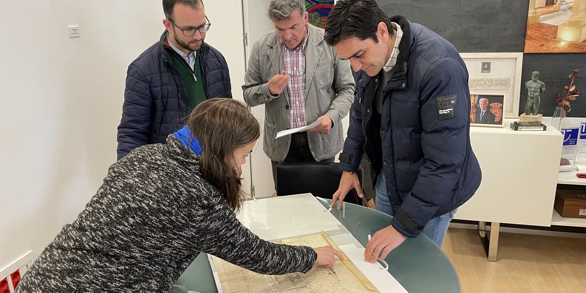 Documentos restaurados Marino, Juanma y Carlos con restauradora Virginia Uriarte