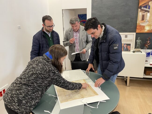 Documentos restaurados Marino, Juanma y Carlos con restauradora Virginia Uriarte