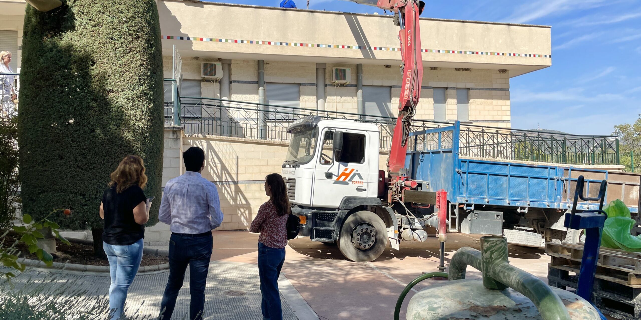 Marino, Merce Flores y Merce Linares visitando obras RGA Sánchez Cuenca, fachada