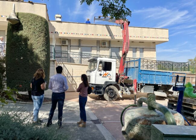 Marino, Merce Flores y Merce Linares visitando obras RGA Sánchez Cuenca, fachada