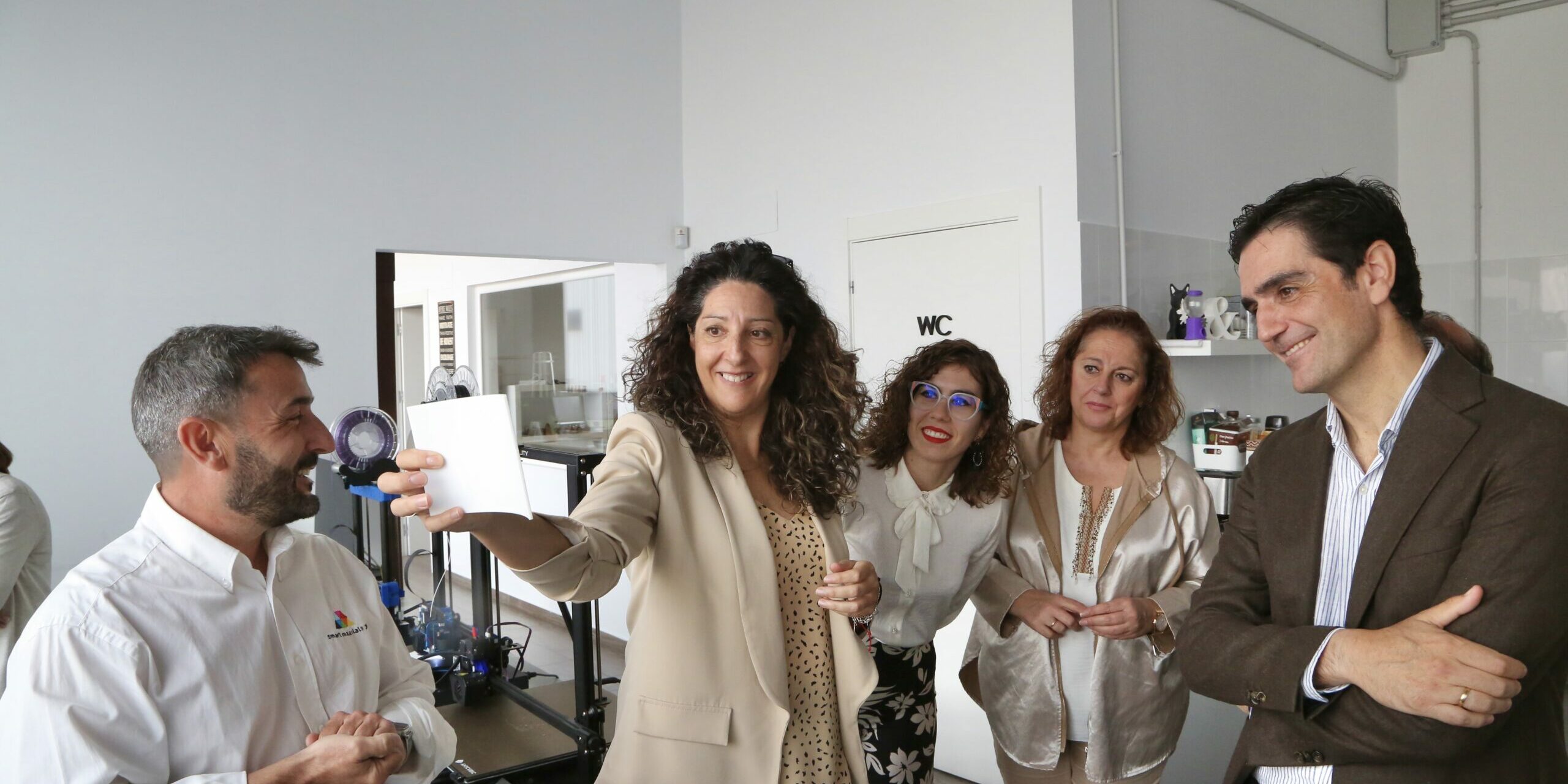 La delegada de Empleo visita Smart Materials con Marino, Baldomero y Ariadna