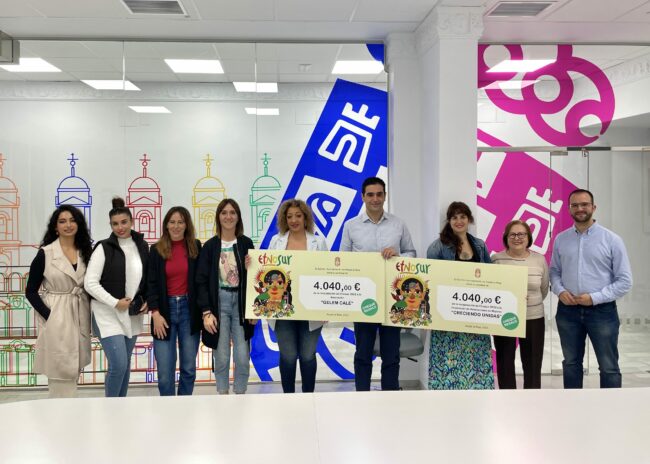 Marino, Montserrat Rivera y Silvia Ruiz en la entrega cheque Etnosur 2023 grupo