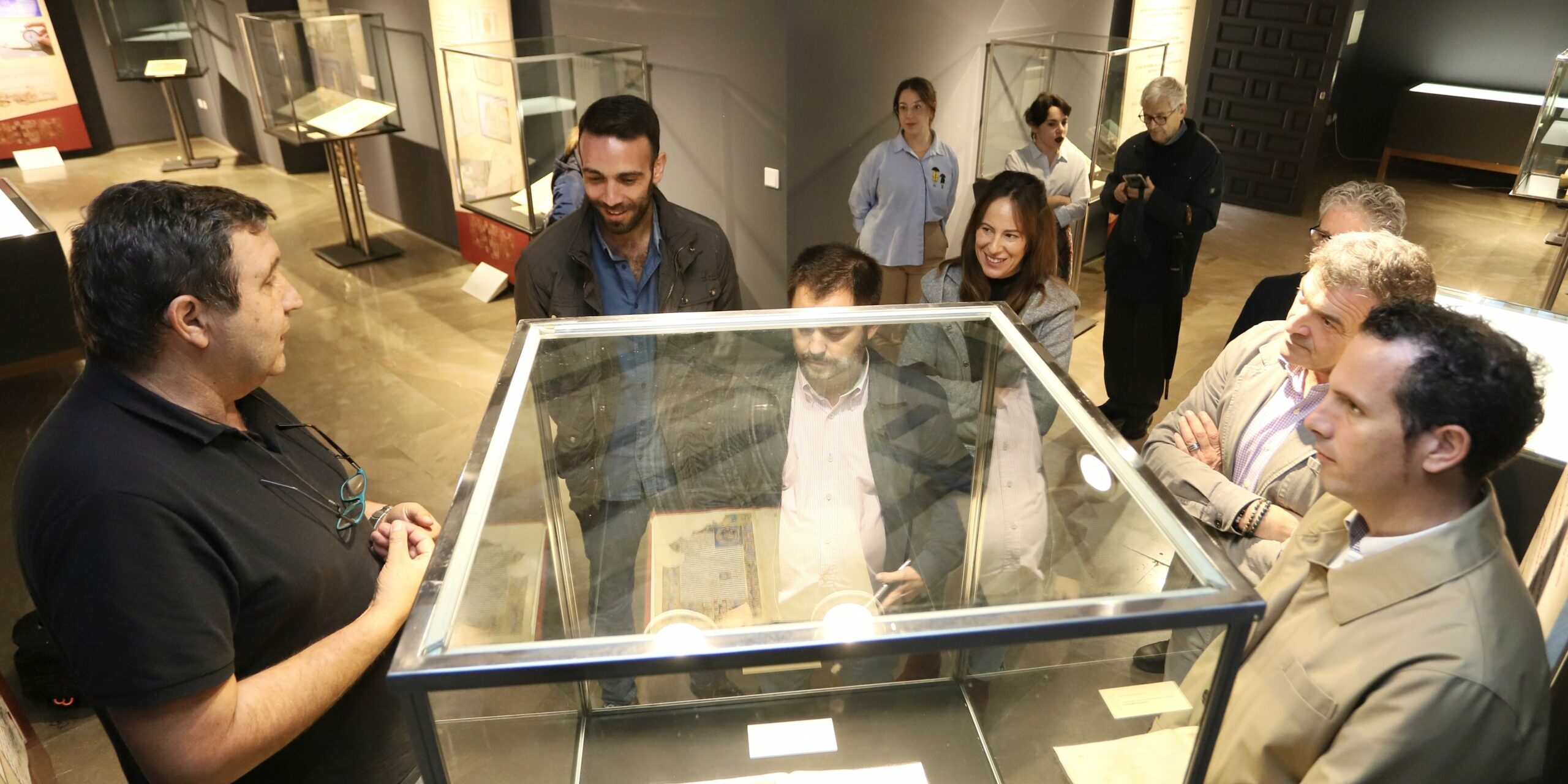 Jose, Paco Toro, Carlos Calvo en la sala exposición Ars Documenta Restituendi