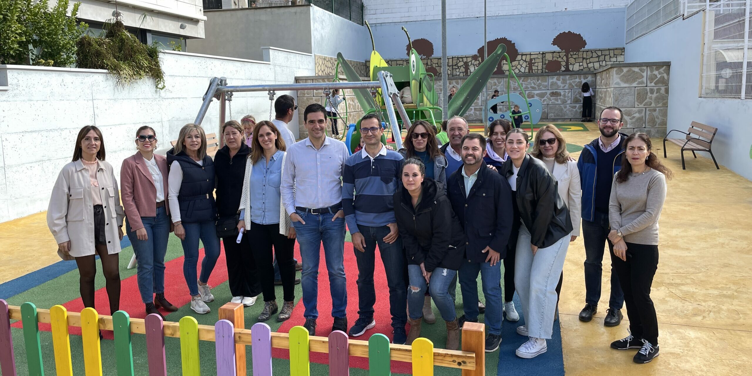 Merce Flores y Marino en parque Tal de Arroba con vecinos