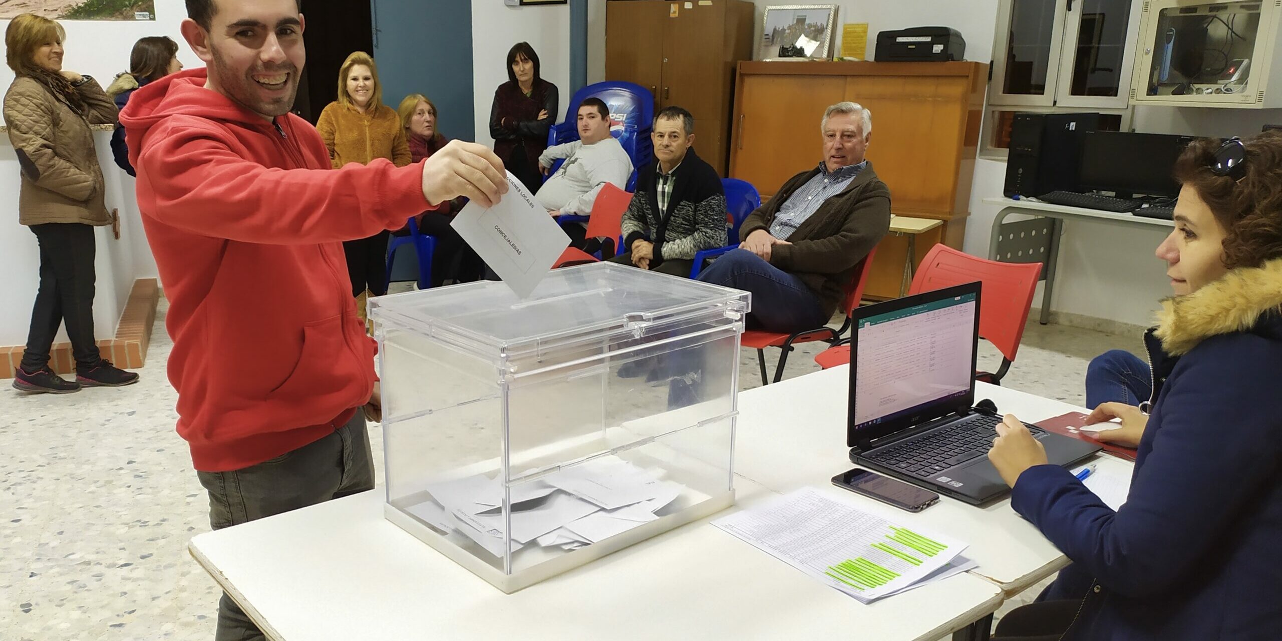 Vecinos votando elecciones pedáneos