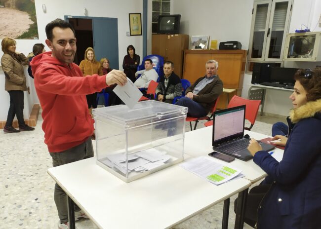 Vecinos votando elecciones pedáneos