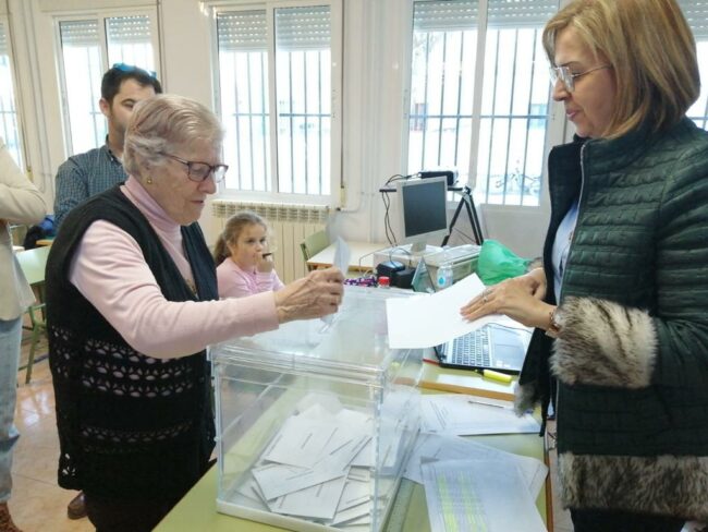 Vecina votando en las elecciones a pedáneos