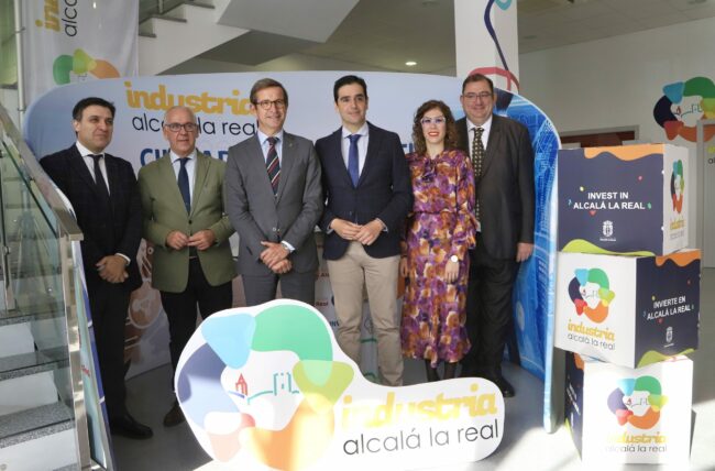 Marino, Ariadna y Jorge Paradela en stand de Industria