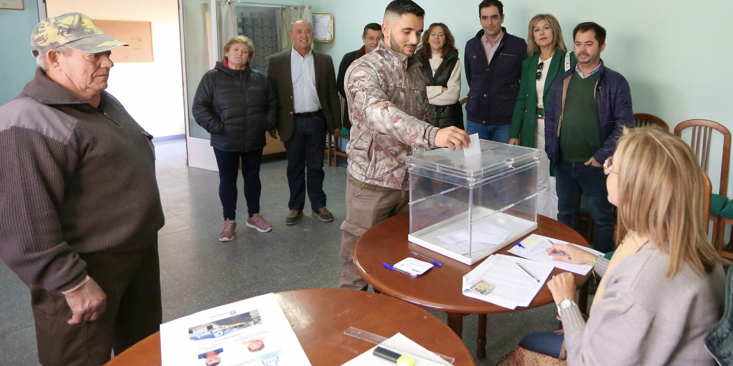 Vecinos de aldeas votando a sus pedáneos 2023