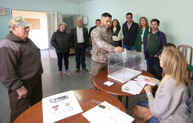 Vecinos de aldeas votando a sus pedáneos 2023
