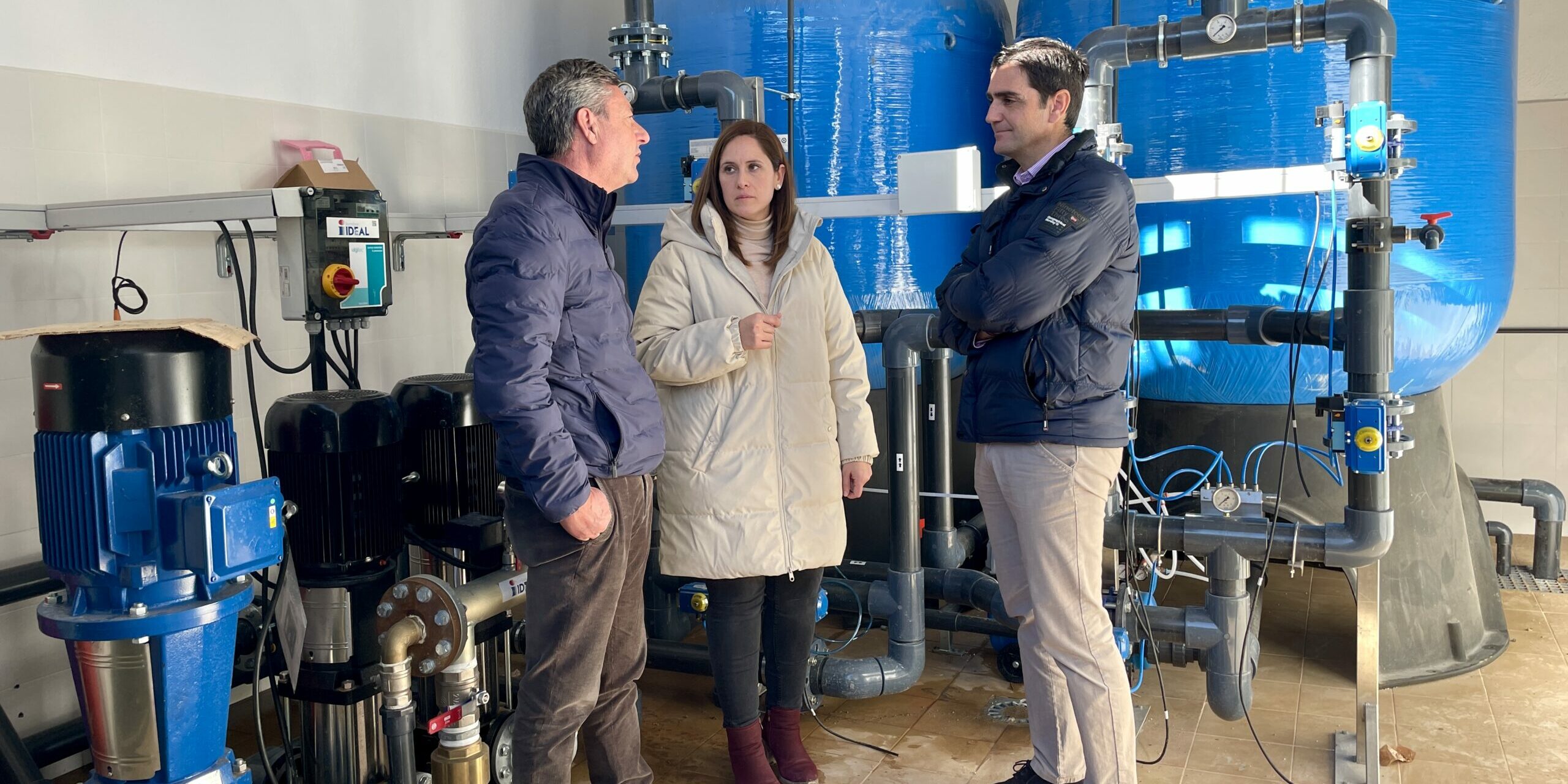 Marino, Merce Flores y Jose Puche en depósito Ermita Nueva sistema filtrado fluoruros Ermita Nueva