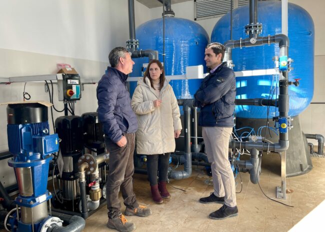 Marino, Merce Flores y Jose Puche en depósito Ermita Nueva sistema filtrado fluoruros Ermita Nueva