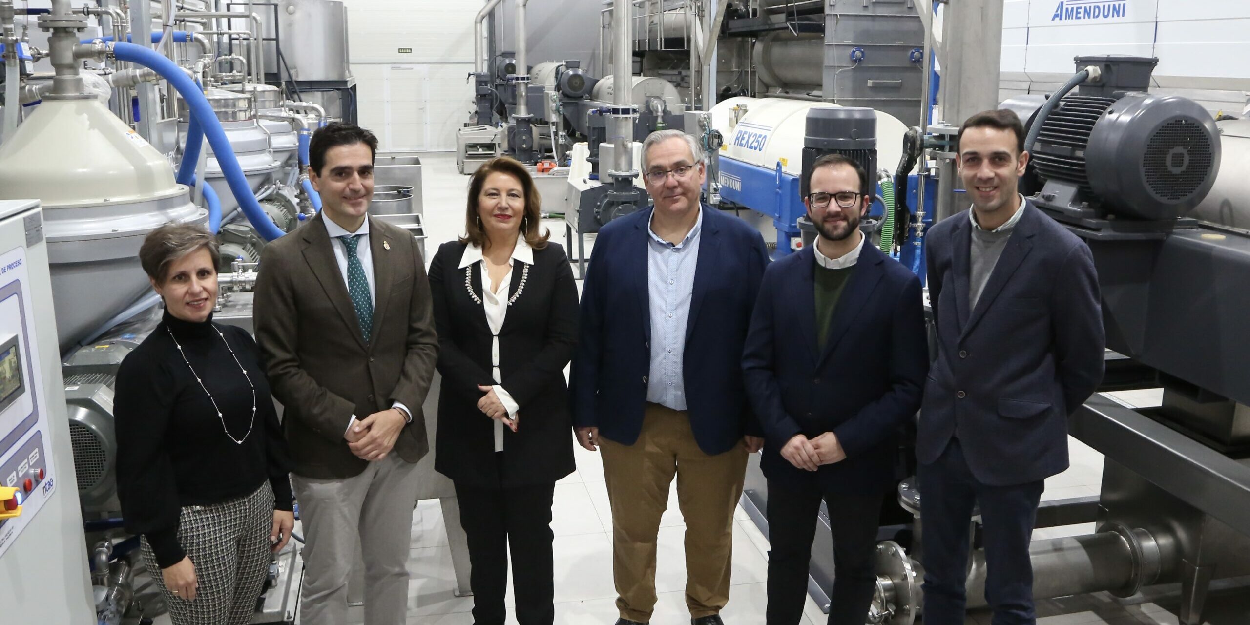 Carmen Crespo inaugurando instalaciones cooperativa Martínez Montañés