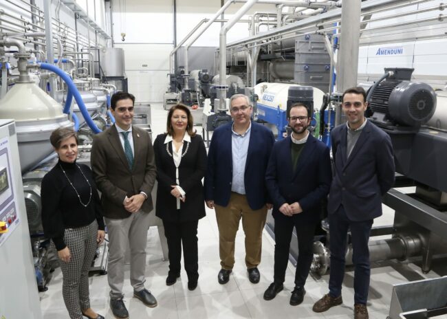 Carmen Crespo inaugurando instalaciones cooperativa Martínez Montañés