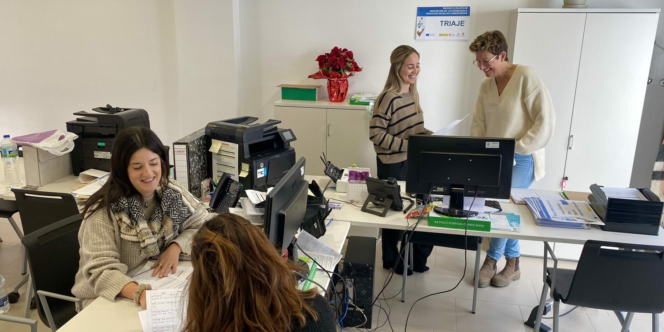 Servicios Sociales Empoderamiento Comunitario Merce Linares con trabajadoras y Triaje