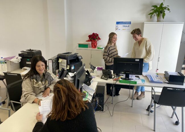Servicios Sociales Empoderamiento Comunitario Merce Linares con trabajadoras y Triaje