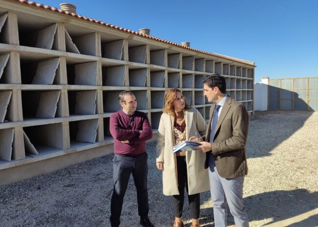 Marino y Merce Flores en cementerio San José de la Rábita con empresa Inohsa