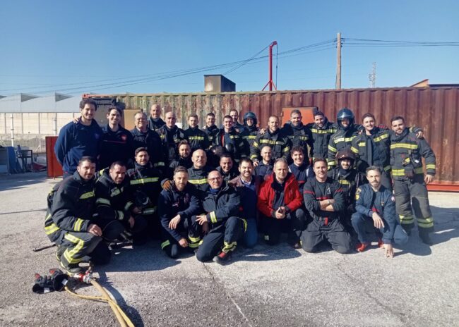 Jesús con bomberos de Alcalá y Linares en una formación