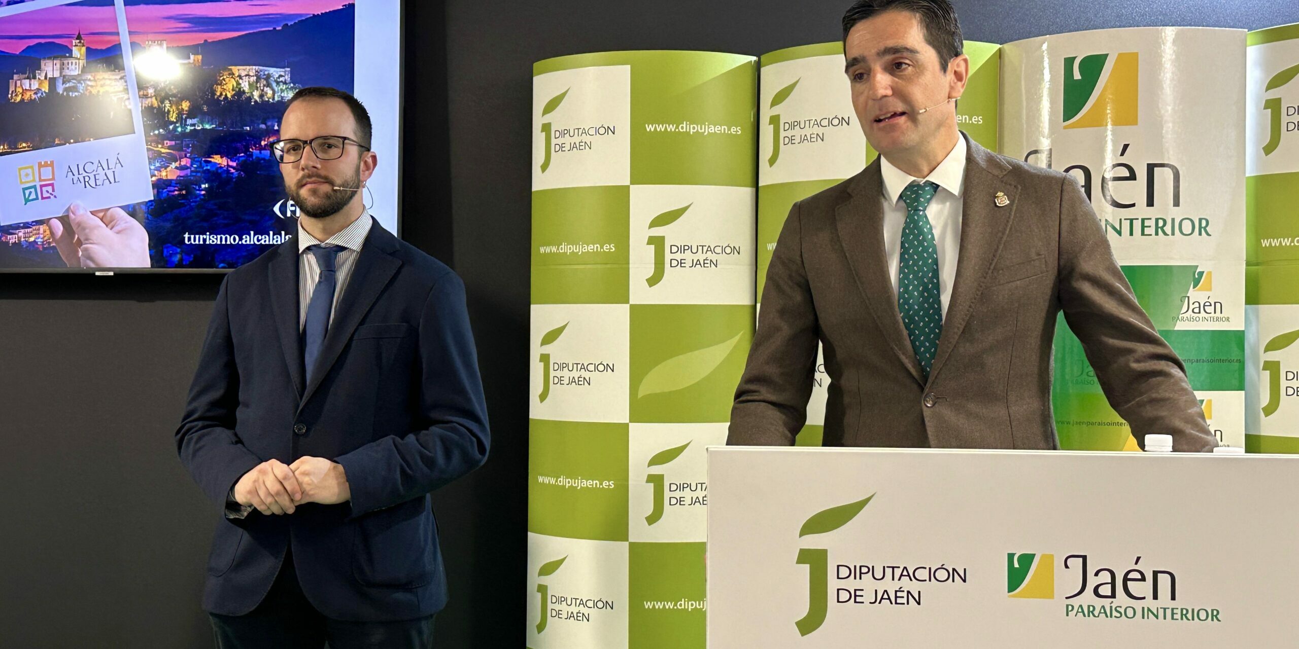 Marino en FITUR 2024 presentando Conectando Plan Sostenibilidad Turística con Juanma