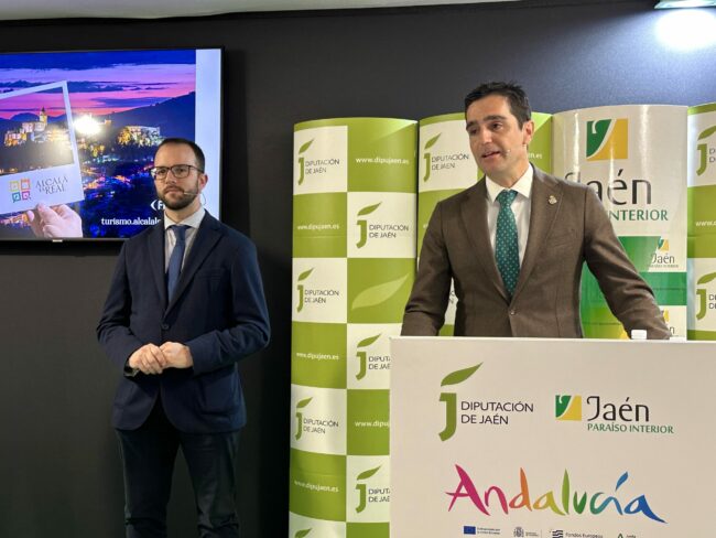 Marino en FITUR 2024 presentando Conectando Plan Sostenibilidad Turística con Juanma