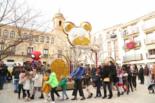 Conga del público en Plaza del Ayuntamiento, minicampanadas
