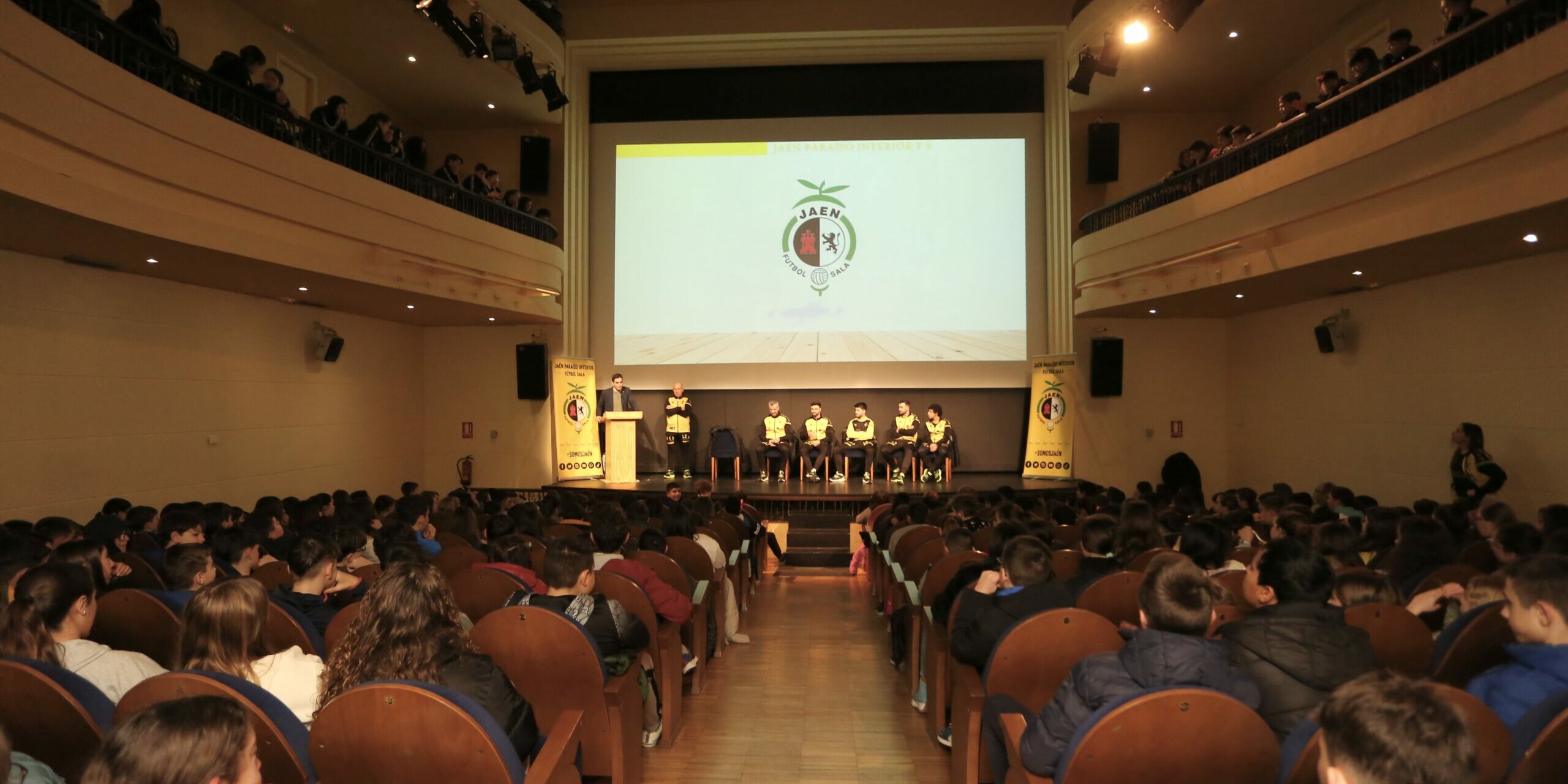 Marino y público en Teatro con Jaén Paraíso Interior Fútbol Sala