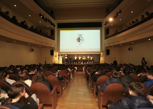 Marino y público en Teatro con Jaén Paraíso Interior Fútbol Sala