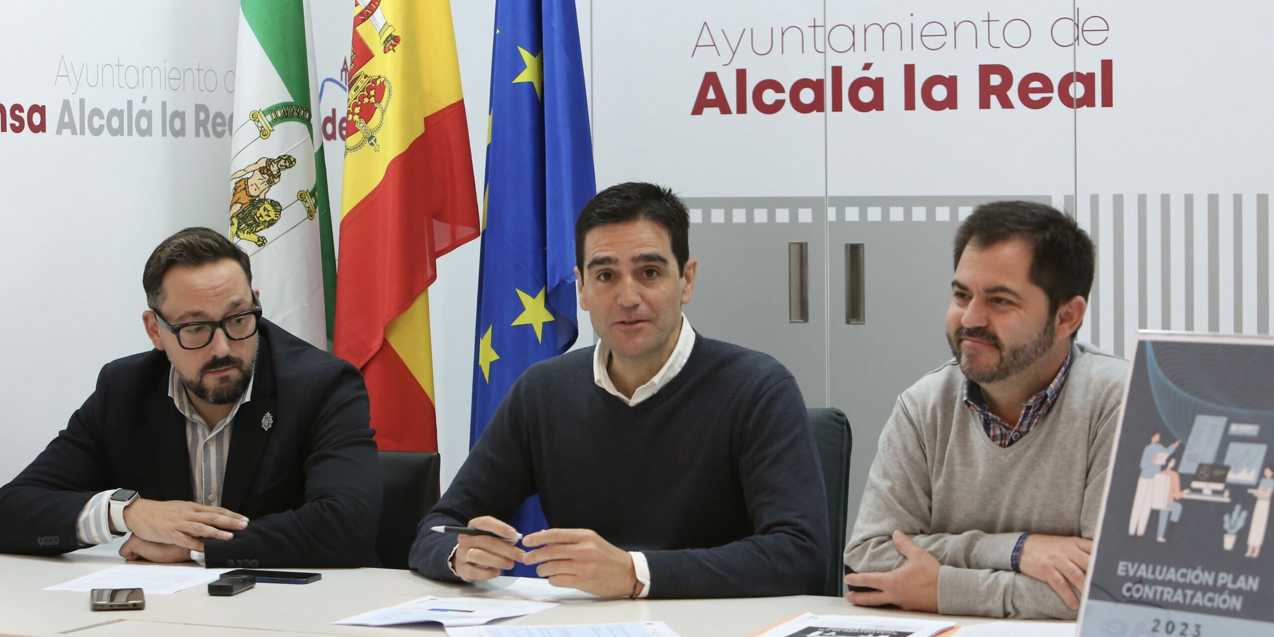 Marino, Jesús y Rafa Sánchez valorando datos Plan anual Contratación 2023