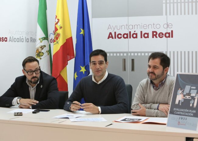 Marino, Jesús y Rafa Sánchez valorando datos Plan anual Contratación 2023