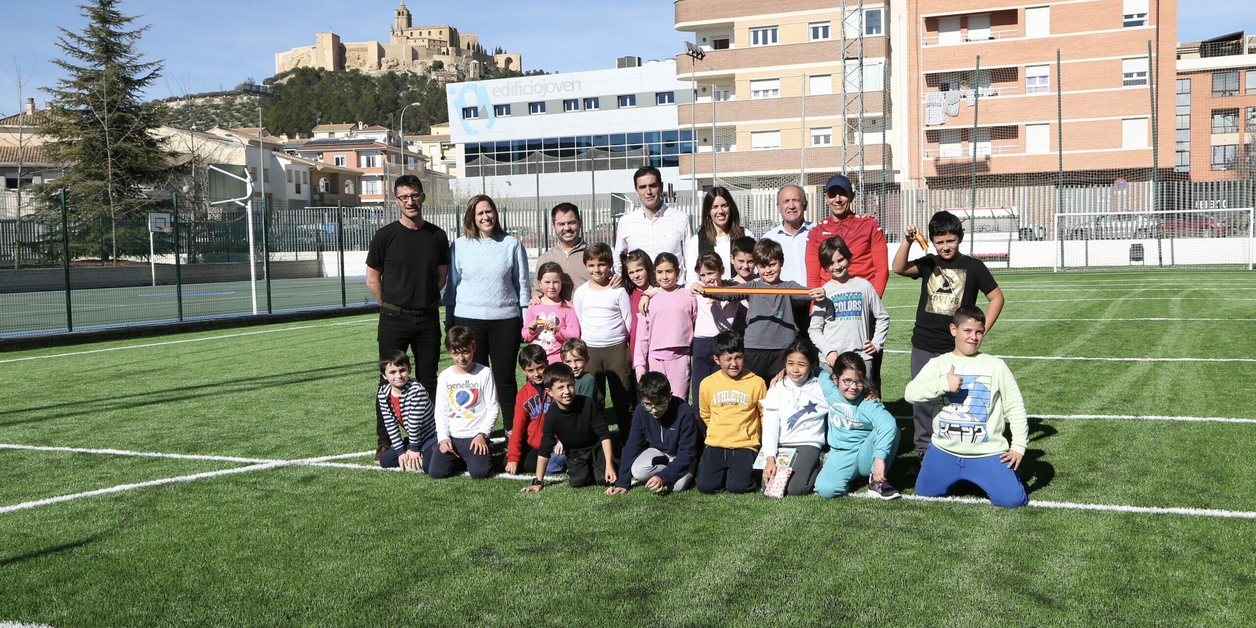 Baldomero, Jesús, Belén, Marino y Merce Flores en nuevo césped pistas Coto posando con niños