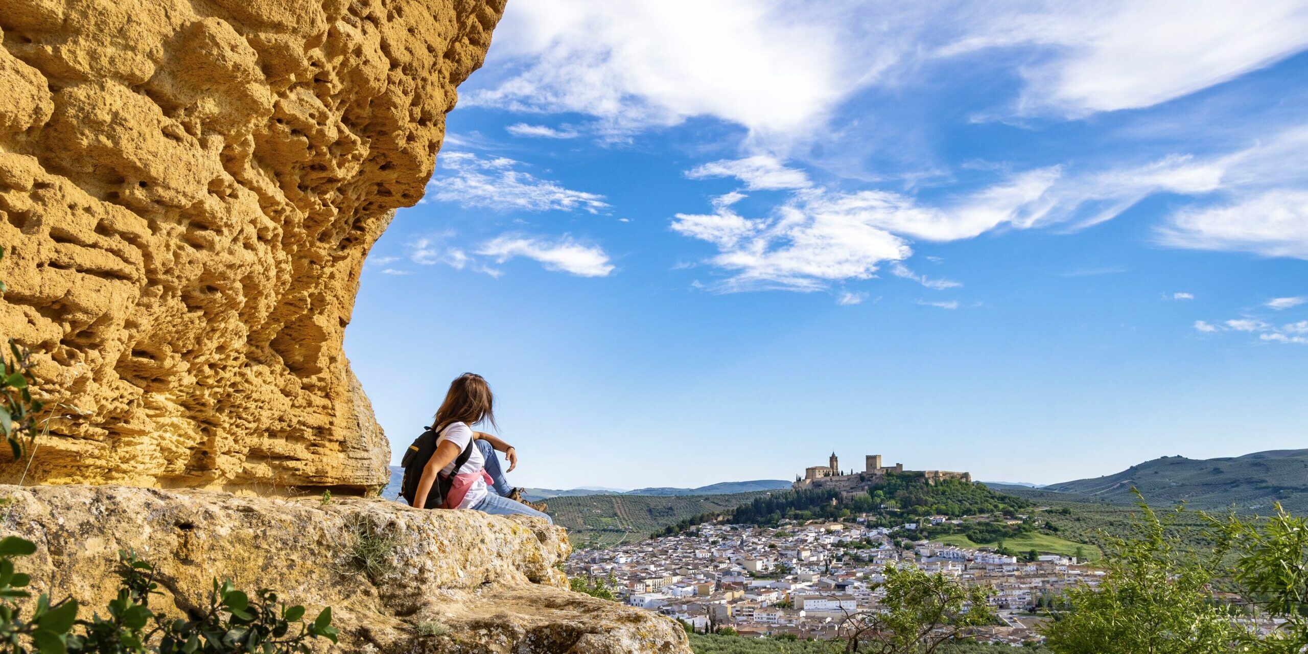 Turista divisando la Mota desde el Bisque de las Esculturas