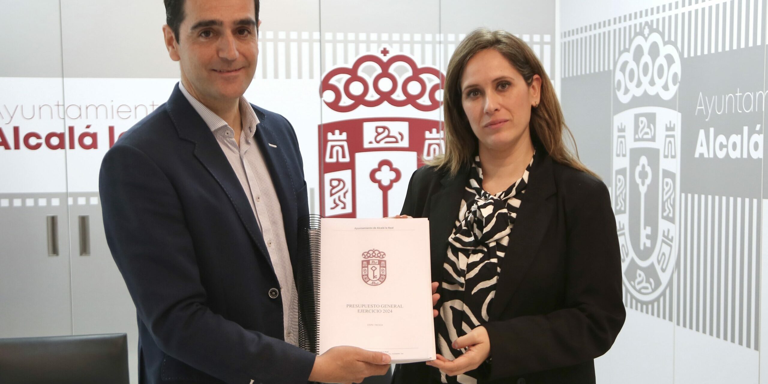 Marino y Merce Flores presentación Presupuestos 2024 de pie