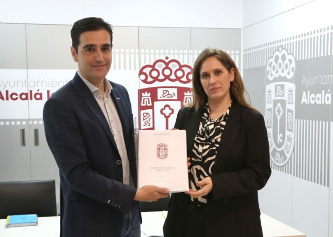 Marino y Merce Flores presentación Presupuestos 2024 de pie