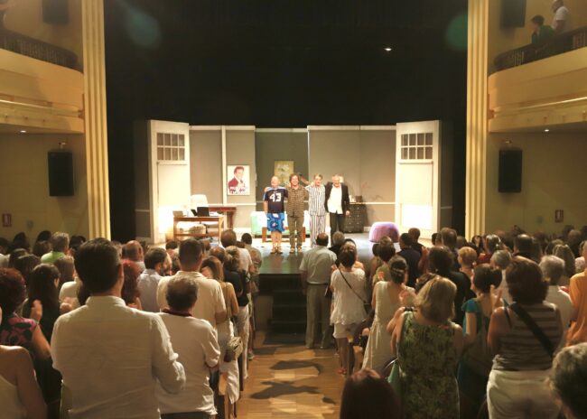 Representación de La curva de la felicidad con público en el Teatro Martínez Montañés