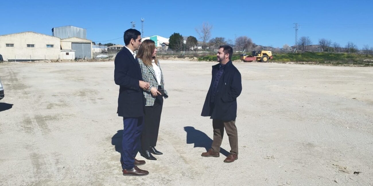 Marino, Merce Flores y Jesus en El Chaparral aparcamiento habilitado