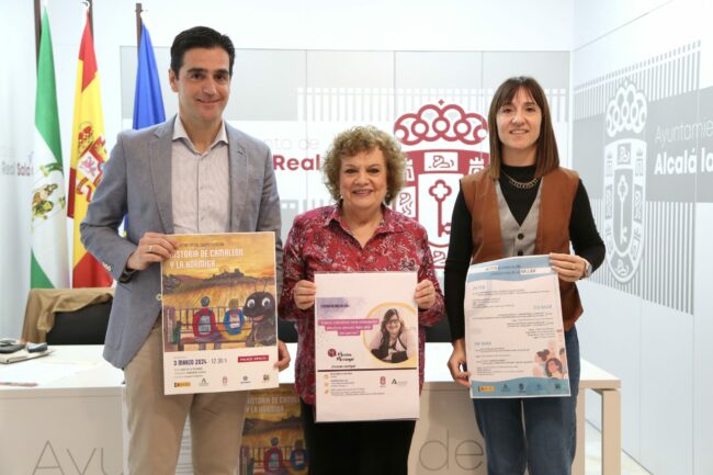 Dulce, Marino y Pepi Entrena con cartel 8M