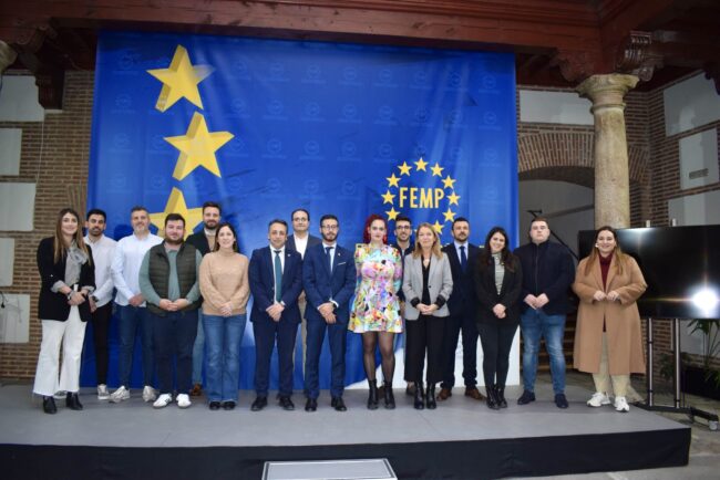 Rocío vocal Juventud FEMP junto resto de miembros
