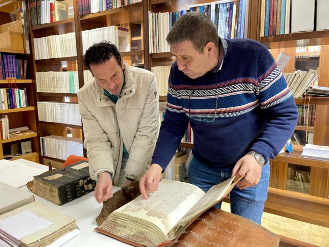 Jose Moyano y Paco Toro consultando Libro Actas siglo XVI restauradas