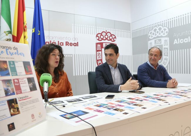 Analía, Marino y Baldomero en mesa Teatro Escolar