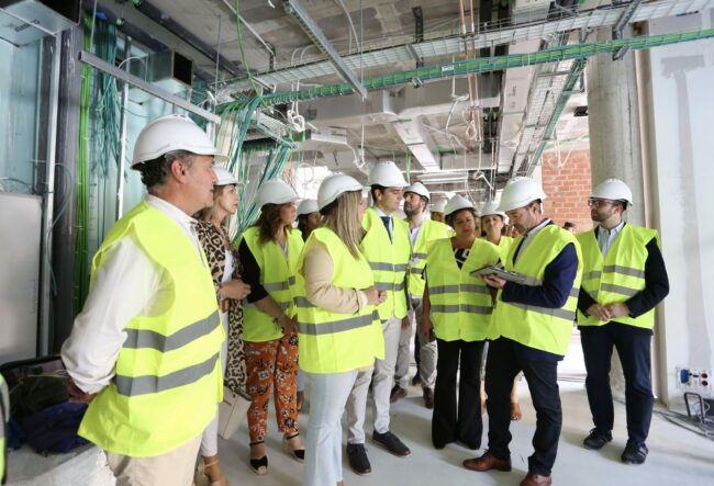 Juanma, Marino y Catalina García frente a las obras del centro de salud sur grupo dentro