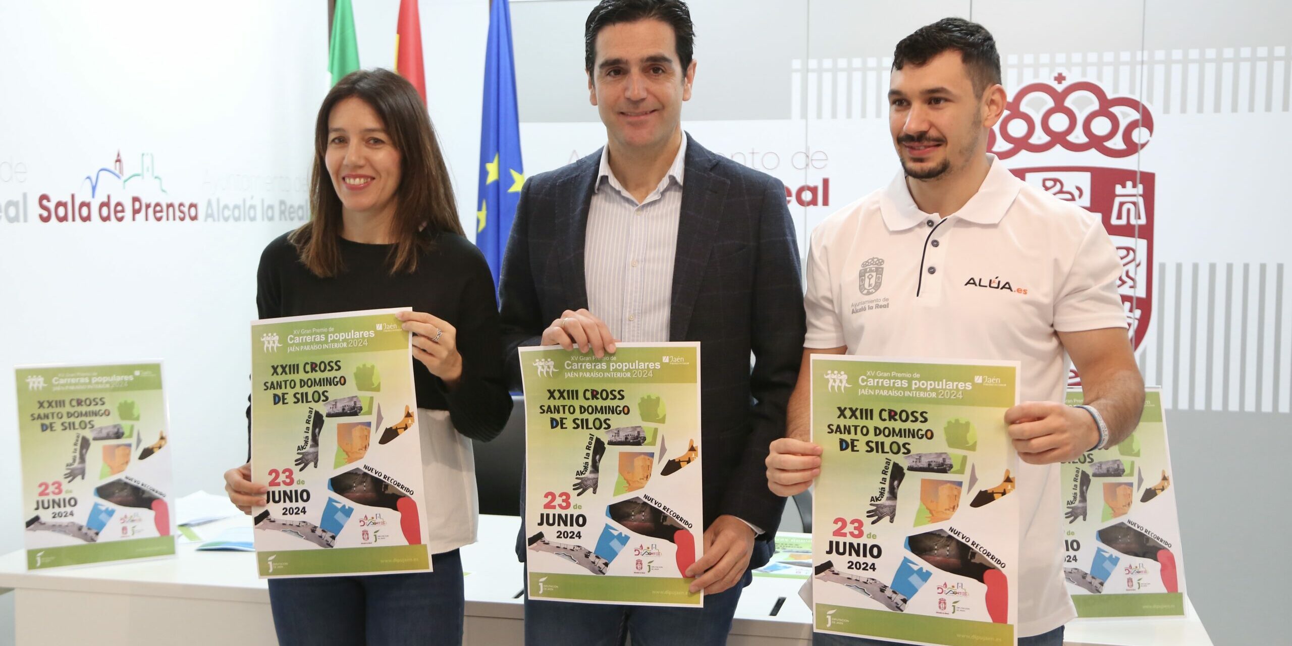 Marino, Belén y Álvaro con cartel Cross Santo Domingo de Silos 2024